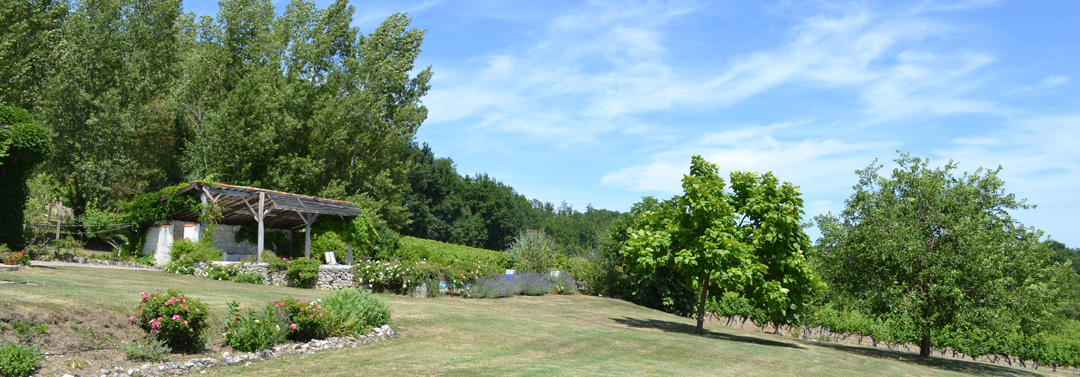Bergerac farmhouse rental garden and pool